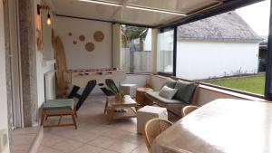 parawan na werandzie z krzesłami i stołem w obiekcie Penthièvre - Maison 6 pers avec Jacuzzi, proche des plages w mieście Saint-Pierre-Quiberon