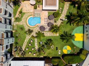 een uitzicht over de tuin van het resort met een zwembad bij Ucayali Hotel in Sinop