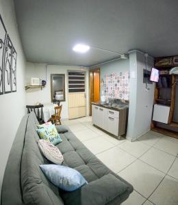 a living room with a couch and a kitchen at Hospedagem Recanto dos Viajantes in Bom Jardim da Serra