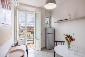 une cuisine avec une table et une grande fenêtre dans l'établissement Sunrise View Apartment, à Florence