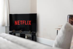 un televisor con el logo de netflix en un dormitorio en Chic Retreat Coastal Town Sleeps 4 en Saltburn-by-the-Sea