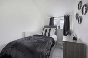 1 dormitorio blanco con 1 cama y vestidor en Chic Retreat Coastal Town Sleeps 4 en Saltburn-by-the-Sea