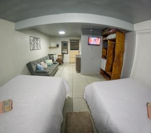 a room with two beds and a couch at Hospedagem Recanto dos Viajantes in Bom Jardim da Serra