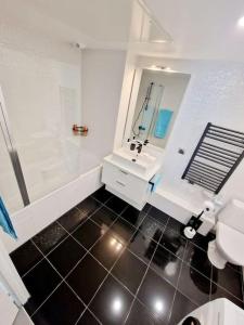 Koupelna v ubytování PRADO PLAGE DAVID - STADE VELODROME - PARC CHANOT - Luxury apartment by the Sea + 72 fotografií