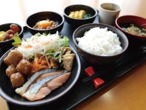 un plato de comida con arroz y otros alimentos en una bandeja en AB Hotel Mikawa Anjo Honkan, en Anjomachi