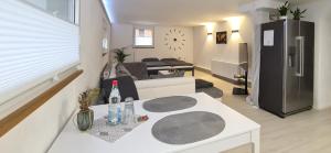a room with a kitchen and a living room at Moderne Business-Wohnung WLAN, Parkplatz & ruhige Top Lage nahe Stuttgart in Nürtingen