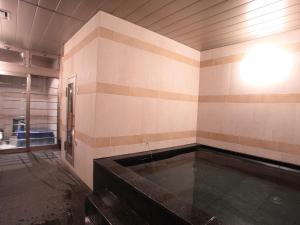 Habitación con piscina de agua en un edificio en AB Hotel Mikawa Anjo Honkan, en Anjomachi
