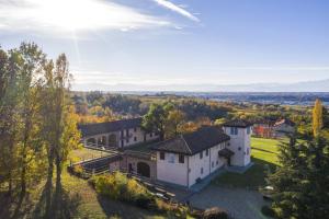 uma vista aérea de uma casa na floresta em Villa Fogliacchi em La Morra