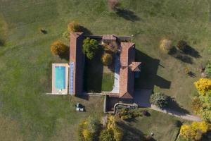 uma vista aérea de uma casa com piscina em Villa Fogliacchi em La Morra