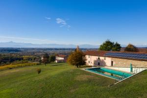 - une vue aérienne sur une maison avec une piscine dans l'établissement Villa Fogliacchi, à La Morra
