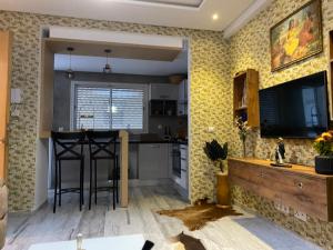 una cucina con sgabello da bar in camera di luxe et confort appartement Sahloul 4 a Sousse