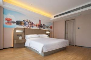 Säng eller sängar i ett rum på Kaiyuan Yiju Hotel - Jiaxing Nanhu Babaihan Branch