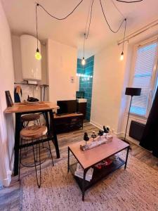 un salon avec une table et un canapé dans l'établissement Peaceful Stay Near Insead and Castle, à Fontainebleau