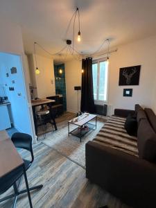 un salon avec un canapé et une table dans l'établissement Peaceful Stay Near Insead and Castle, à Fontainebleau