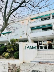 Un edificio con un cartello che dice jamaica di L'OSLO Superbe T2 - à 3 min de la mer - clim / wifi - 1 Chambre a La Grande-Motte