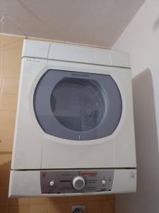 uma máquina de lavar roupa está sentada num quarto em Casa com churrasqueira para Lollapalooza em São Paulo
