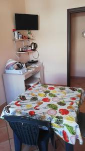 een tafel met een bloemetjesdoek erop bij Apartment Flat Fiumicino in Fiumicino