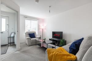 un soggiorno con divano e TV di NEW Luton 3 Bedroom house, Contractors & families, Sleeps 7 with Free Parking & WIFI a Luton