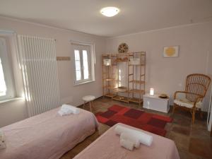 ein Zimmer mit 2 Betten und einem Stuhl darin in der Unterkunft Casina di Andrea with above ground pool, Capannori in Capannori