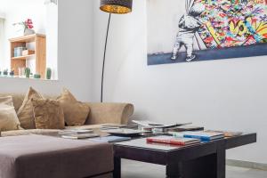 sala de estar con sofá y mesa con libros en Casa Jardines del Sol J5, en Marbella