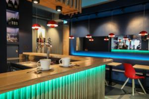 Um restaurante ou outro lugar para comer em acama Hotel & Hostel Kreuzberg