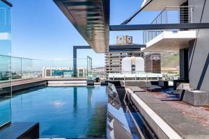 een zwembad bovenop een gebouw bij Cape Town Bree Street 27th Floor Studio Apt Views in Kaapstad