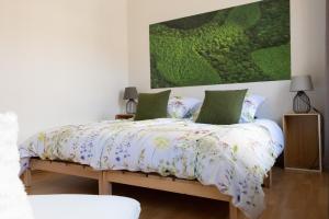 ein Schlafzimmer mit einem Bett und einem Wandgemälde in der Unterkunft City Pension in Reichenbach im Vogtland