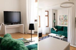 a living room with a green couch and a tv at City Pension in Reichenbach im Vogtland
