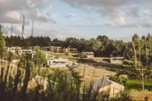 eine Gruppe von Häusern auf einem Feld mit Bäumen in der Unterkunft Camping Village de la Guyonnière in Saint-Julien-des-Landes