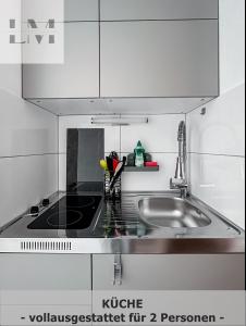 cocina con fregadero y encimera en LM-ApartmentsMainz-07, en Mainz