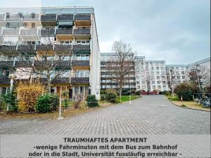 un edificio con una señal delante de él en LM-ApartmentsMainz-07, en Mainz