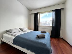 een slaapkamer met een groot bed en een raam bij Koti+ Outokumpu in Outokumpu