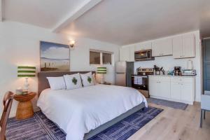 um quarto com uma grande cama branca e uma cozinha em Bayside 1 em San Diego
