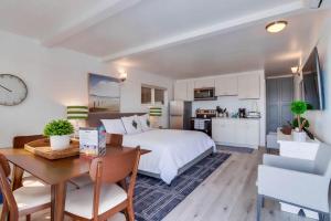 um quarto com uma cama, uma mesa e uma cozinha em Bayside 1 em San Diego