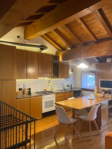 una grande cucina con tavolo e sedie in legno di Bellavista a Santorso