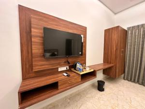 TV a/nebo společenská místnost v ubytování Manas Resort by Rudrakshi
