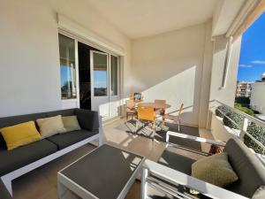 uma sala de estar com um sofá e uma mesa em Gallia Park by Welcome to Cannes em Cannes