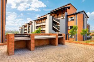 un bâtiment au-dessus d'un mur de briques dans l'établissement Waterfall Ridge - Retreat in the heart of Midrand, à Midrand