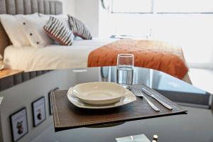 een tafel met een bord en een glas en een bed bij Encantador Depto Tipo Studio en Santiago Centro in Santiago