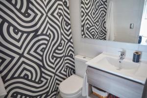 een badkamer met een zwart-wit douchegordijn bij Encantador Depto Tipo Studio en Santiago Centro in Santiago