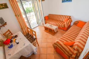 Et opholdsområde på Apartment Alex 3, Barbati + 15 billeder