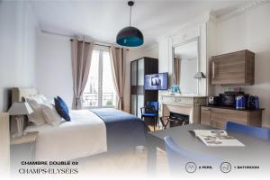 パリにあるBeauquartier - Champs-Elyséesの大きなベッドとテーブルが備わるホテルルームです。