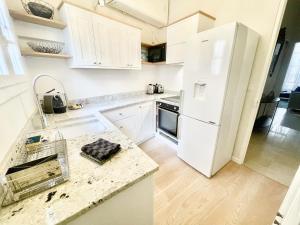 Kuchyňa alebo kuchynka v ubytovaní Marina Luxury 3 bedroom by Welcome to Cannes