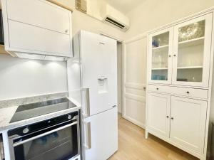 Kuchyňa alebo kuchynka v ubytovaní Marina Luxury 3 bedroom by Welcome to Cannes