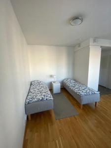 Postel nebo postele na pokoji v ubytování Yksiö Kakolassa