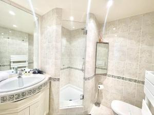 Kúpeľňa v ubytovaní Marina Luxury 3 bedroom by Welcome to Cannes