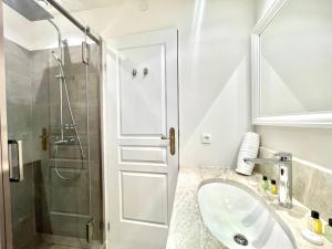 Kúpeľňa v ubytovaní Marina Luxury 3 bedroom by Welcome to Cannes