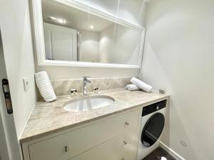 Kúpeľňa v ubytovaní Marina Luxury 3 bedroom by Welcome to Cannes