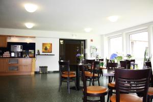 ein Esszimmer mit einem Tisch und Stühlen in der Unterkunft Haus Mariengrund in Münster