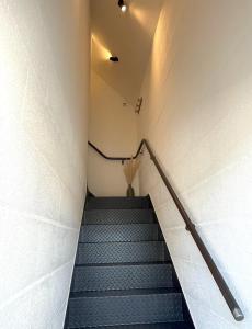 Un escalier dans un bâtiment avec quelques marches. dans l'établissement Studio avec terrasse proche de la mer, à Lancieux